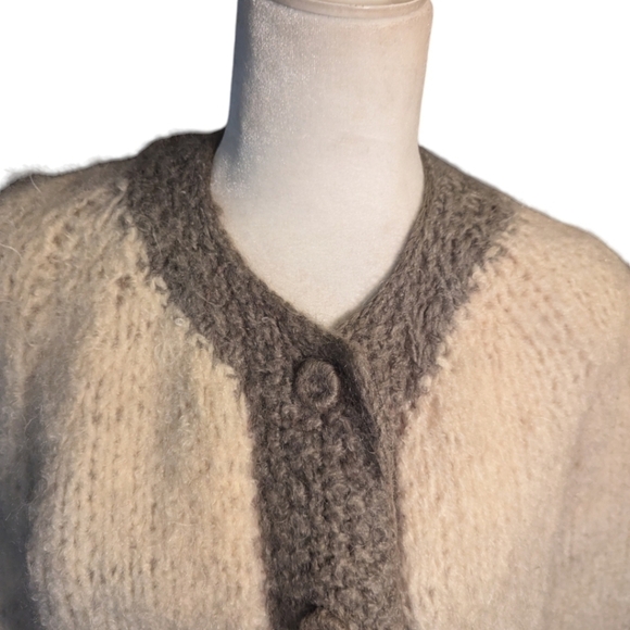 Vtg Hand knit chunky soft wool/ mohair fuzzy warm cardigan sweater cream/gray - Picture 2 of 12